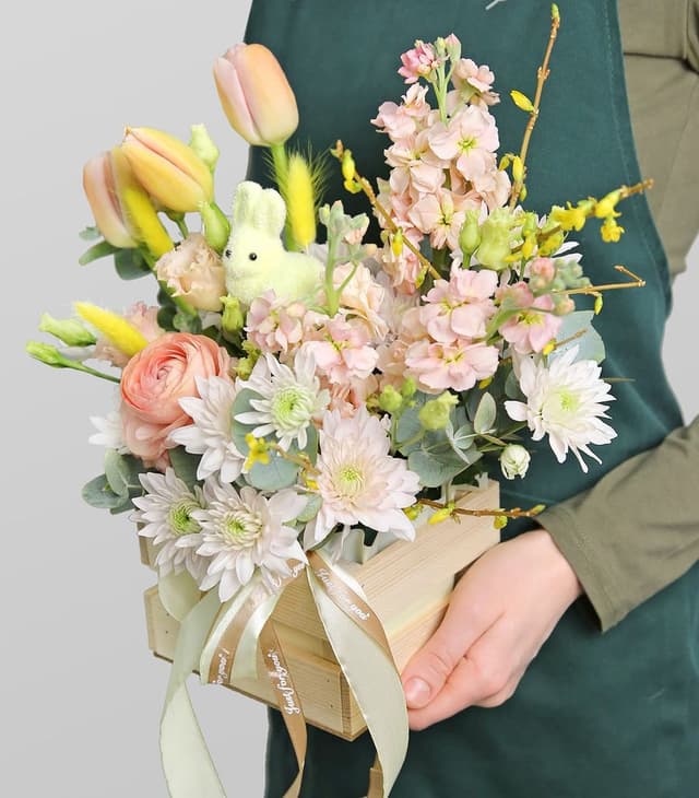 Пасхальная композиция из Тюльпанов и Ранункулюсов «Солнечный зайка» Пасхальная композиция из Тюльпанов и Ранункулюсов «Солнечный зайка»