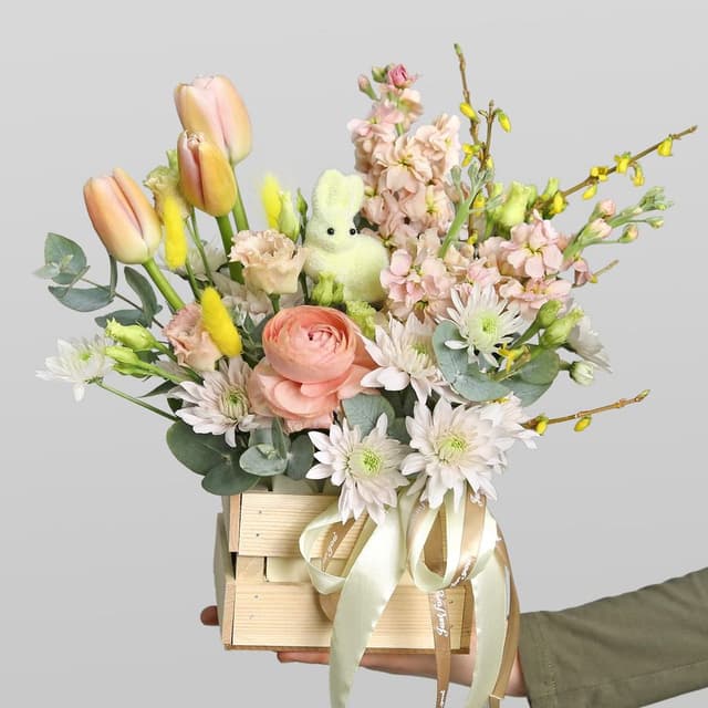 Пасхальная композиция из Тюльпанов и Ранункулюсов «Солнечный зайка» Пасхальная композиция из Тюльпанов и Ранункулюсов «Солнечный зайка»