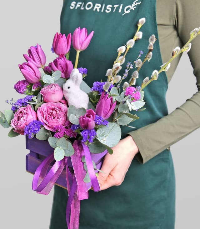 Пасхальная композиция из Тюльпанов, Роз и Вербы «Лавандовый зайка» Пасхальная композиция из Тюльпанов, Роз и Вербы «Лавандовый зайка»