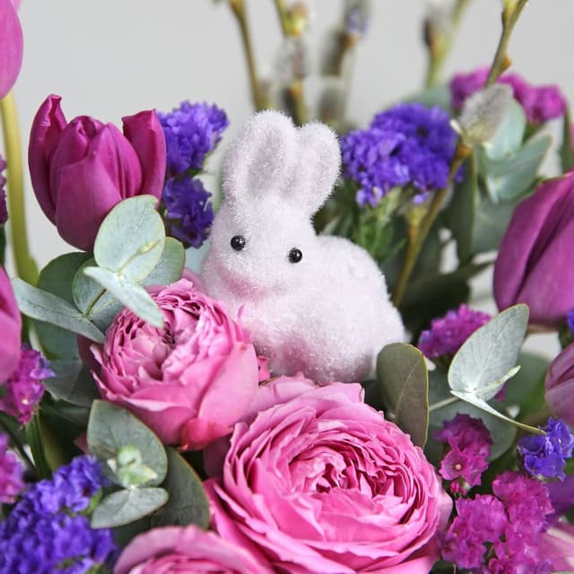 Пасхальная композиция из Тюльпанов, Роз и Вербы «Лавандовый зайка» Пасхальная композиция из Тюльпанов, Роз и Вербы «Лавандовый зайка»
