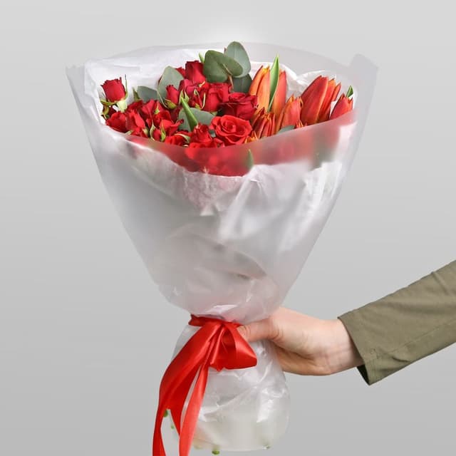 Букет из Тюльпанов и кустовых Роз «Экспрессия» Букет из Тюльпанов и кустовых Роз «Экспрессия»