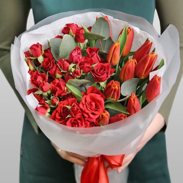 Букет из Тюльпанов и кустовых Роз «Экспрессия» Букет из Тюльпанов и кустовых Роз «Экспрессия»