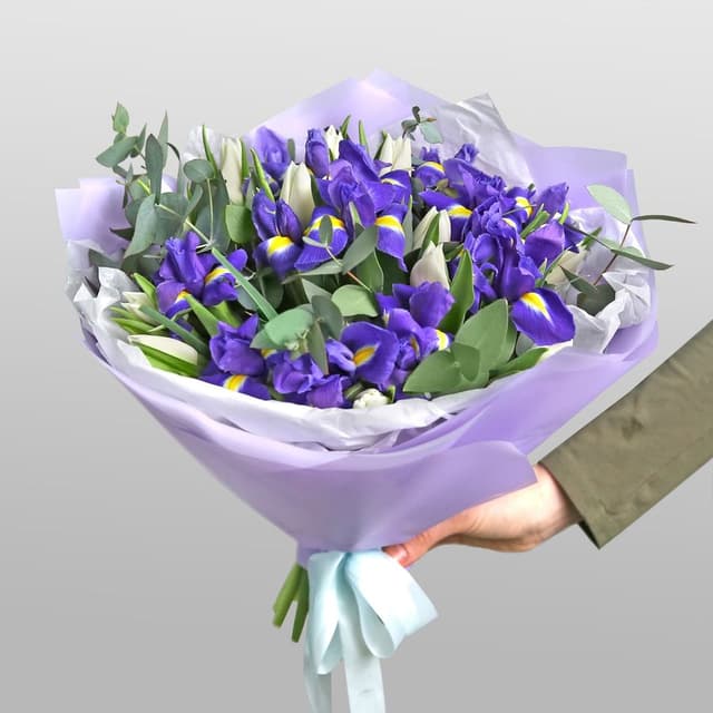 Букет из Тюльпанов и Ирисов «Весенний туман» Букет из Тюльпанов и Ирисов «Весенний туман»