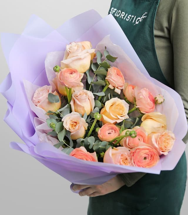 Букет из Ранункулюсов и Роз «Душевное тепло» Букет из Ранункулюсов и Роз «Душевное тепло»