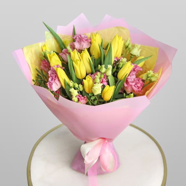 Букет из Тюльпанов и Лизиантуса «Поцелуй солнца» Букет из Тюльпанов и Лизиантуса «Поцелуй солнца»