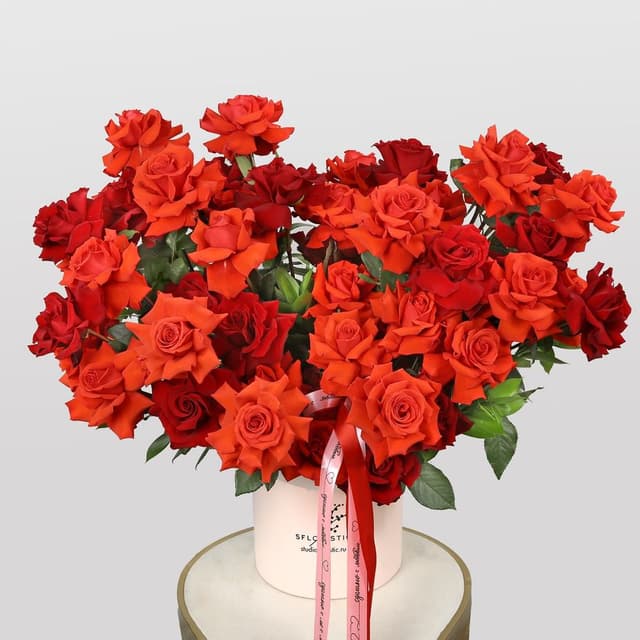 Композиция из Роз Эквадор и Рускуса «Само совершенство» Композиция из Роз Эквадор и Рускуса «Само совершенство»