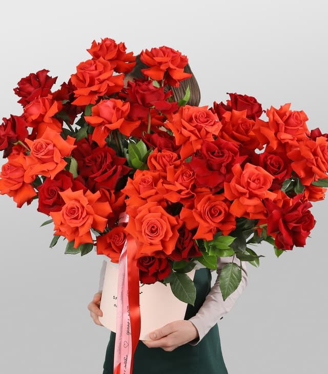 Композиция из Роз Эквадор и Рускуса «Само совершенство» Композиция из Роз Эквадор и Рускуса «Само совершенство»