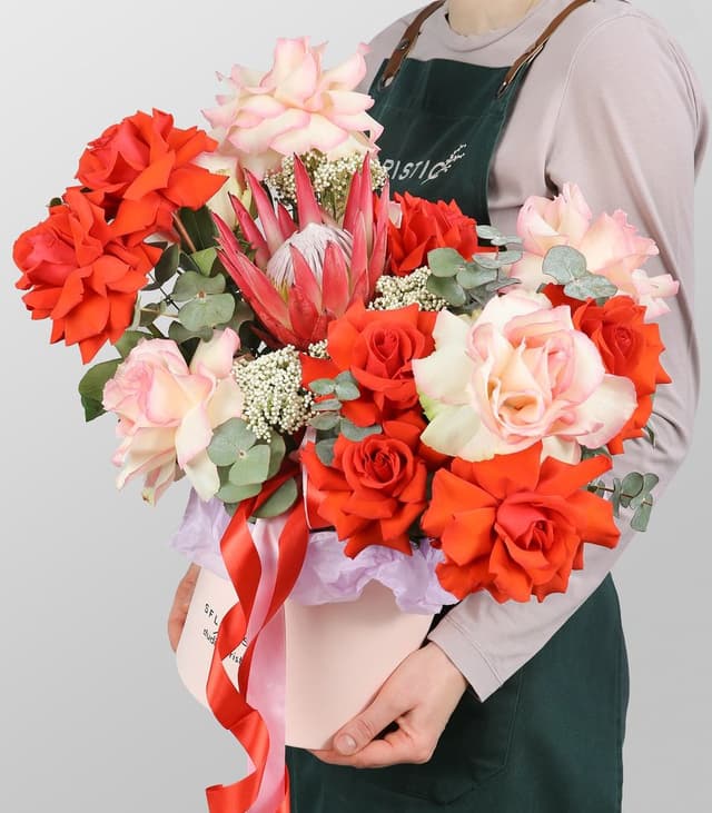 Композиция из Роз Эквадор, Протеи и Озотамнуса «Мираж» Композиция из Роз Эквадор, Протеи и Озотамнуса «Мираж»