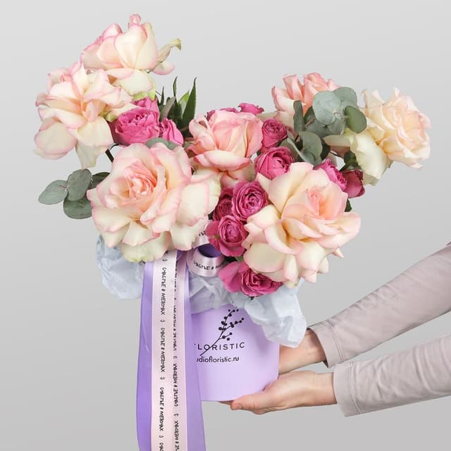 Композиция из Роз Эквадор и кустовых Роз в шляпной коробке «Марлен» Композиция из Роз Эквадор и кустовых Роз в шляпной коробке «Марлен»