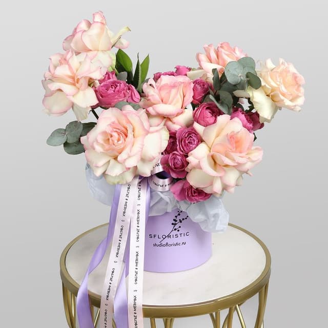 Композиция из Роз Эквадор и кустовых Роз в шляпной коробке «Марлен» Композиция из Роз Эквадор и кустовых Роз в шляпной коробке «Марлен»