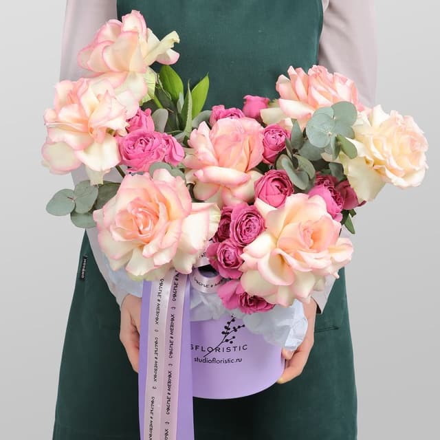 Композиция из Роз Эквадор и кустовых Роз в шляпной коробке «Марлен» Композиция из Роз Эквадор и кустовых Роз в шляпной коробке «Марлен»