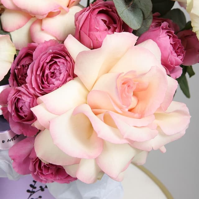 Композиция из Роз Эквадор и кустовых Роз в шляпной коробке «Марлен» Композиция из Роз Эквадор и кустовых Роз в шляпной коробке «Марлен»