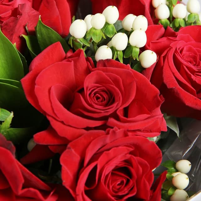 Букет из Роз Эквадор и Гиперикума «Шепот любви» Букет из Роз Эквадор и Гиперикума «Шепот любви»