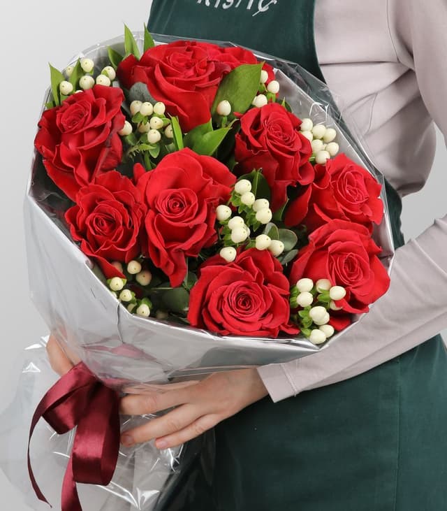 Букет из Роз Эквадор и Гиперикума «Шепот любви» Букет из Роз Эквадор и Гиперикума «Шепот любви»