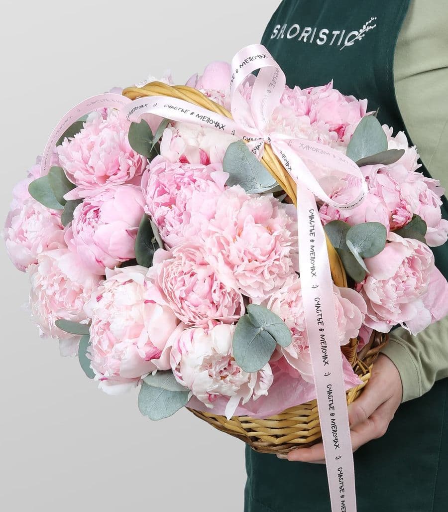 Композиция из Пионов в корзине «Розовый бархат»