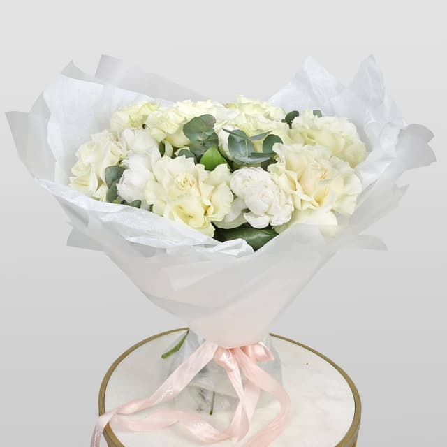 Букет из Пионов и Роз Эквадор «Сияние луны» Букет из Пионов и Роз Эквадор «Сияние луны»