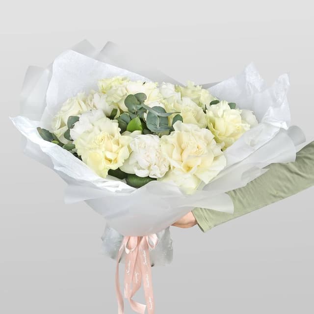 Букет из Пионов и Роз Эквадор «Сияние луны» Букет из Пионов и Роз Эквадор «Сияние луны»