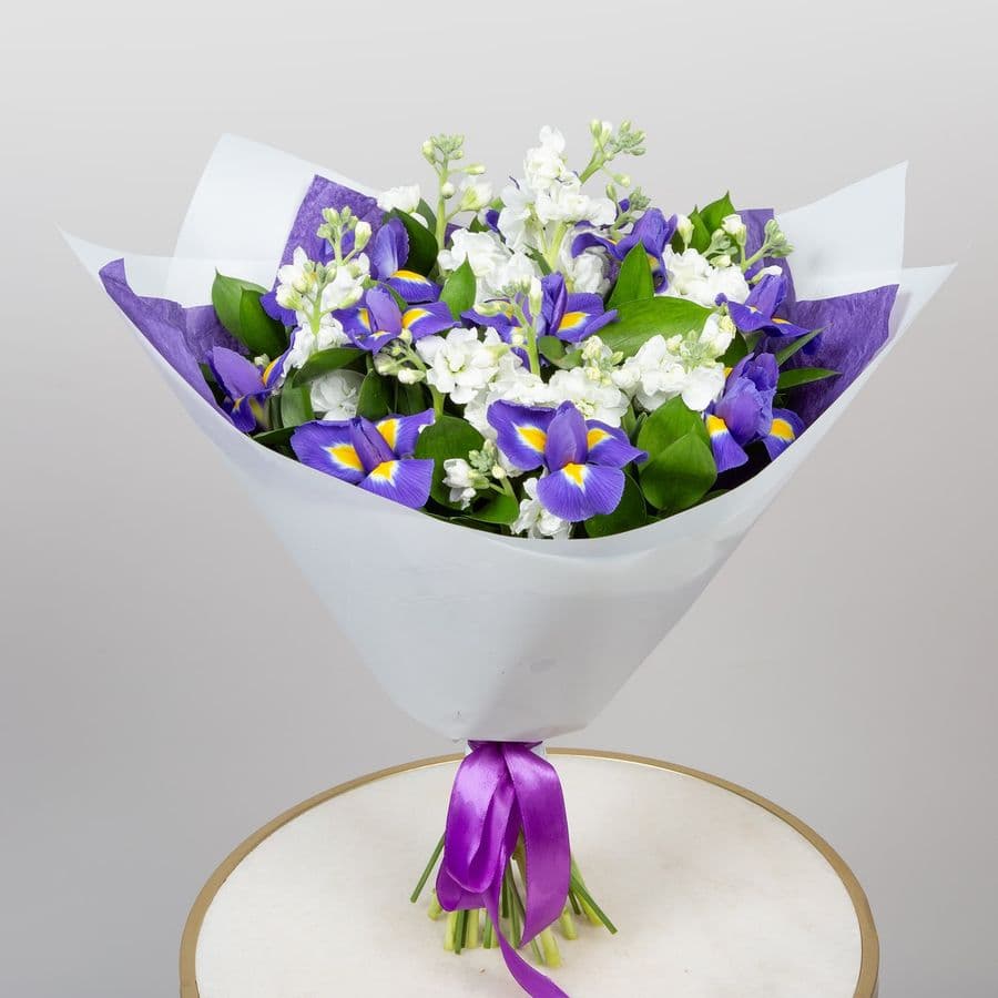 Букет из Маттиолы и Ириса «Тайна ночи»