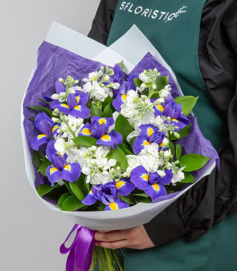 Букет из Маттиолы и Ириса «Тайна ночи»