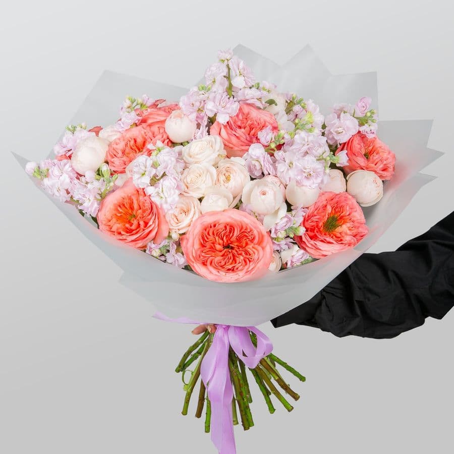 Букет из Роз, Маттиол и пионовидной Розы «Струны сердца»