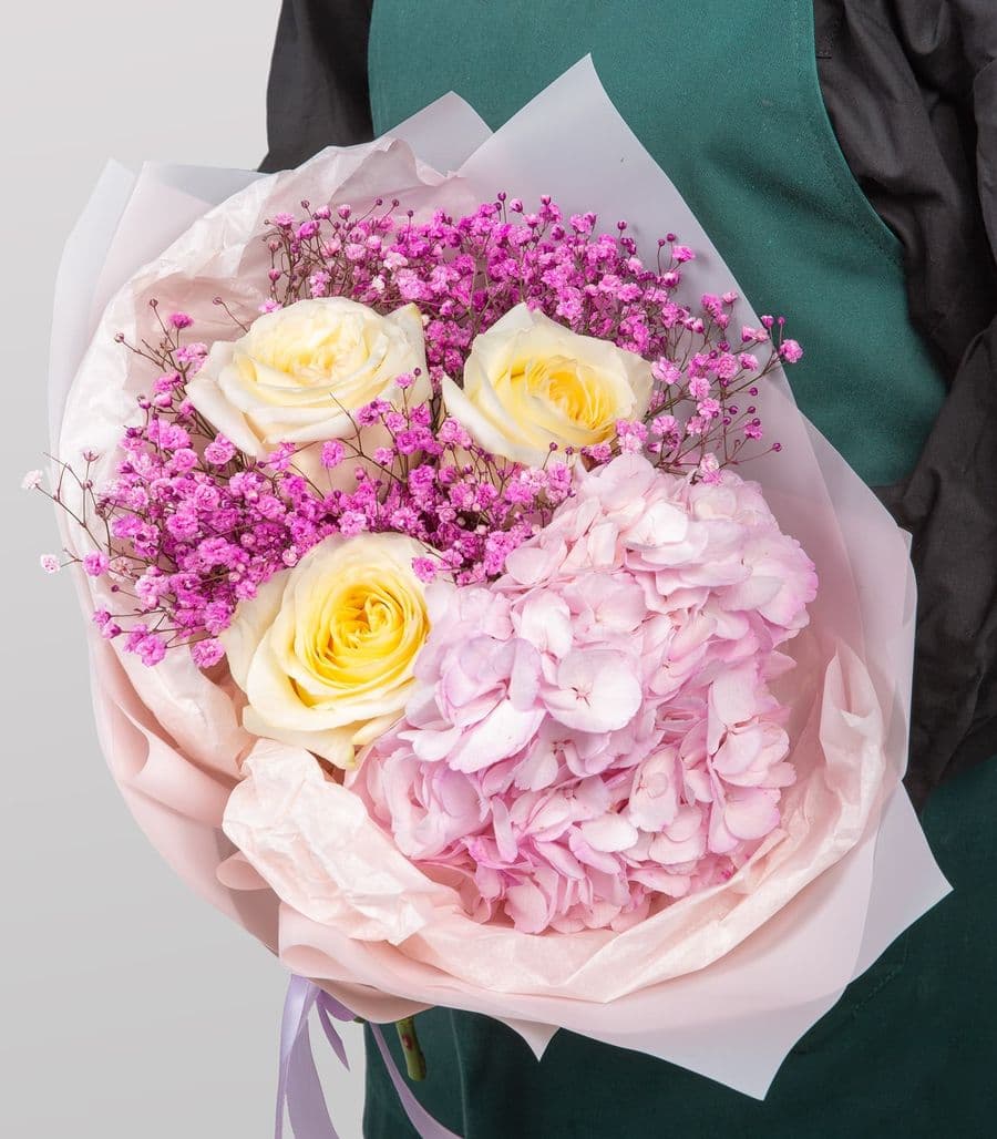 Букет из Роз, Гортензии и Гипсофилы «Нежные обещания»