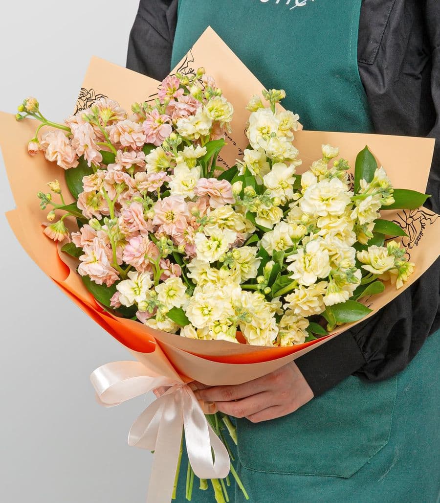 Букет из кустовых Маттиол «Алтарь Нежности»