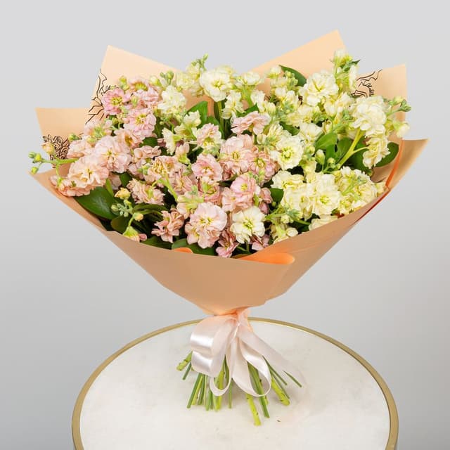 Букет из кустовых Маттиол «Алтарь Нежности» Букет из кустовых Маттиол «Алтарь Нежности»