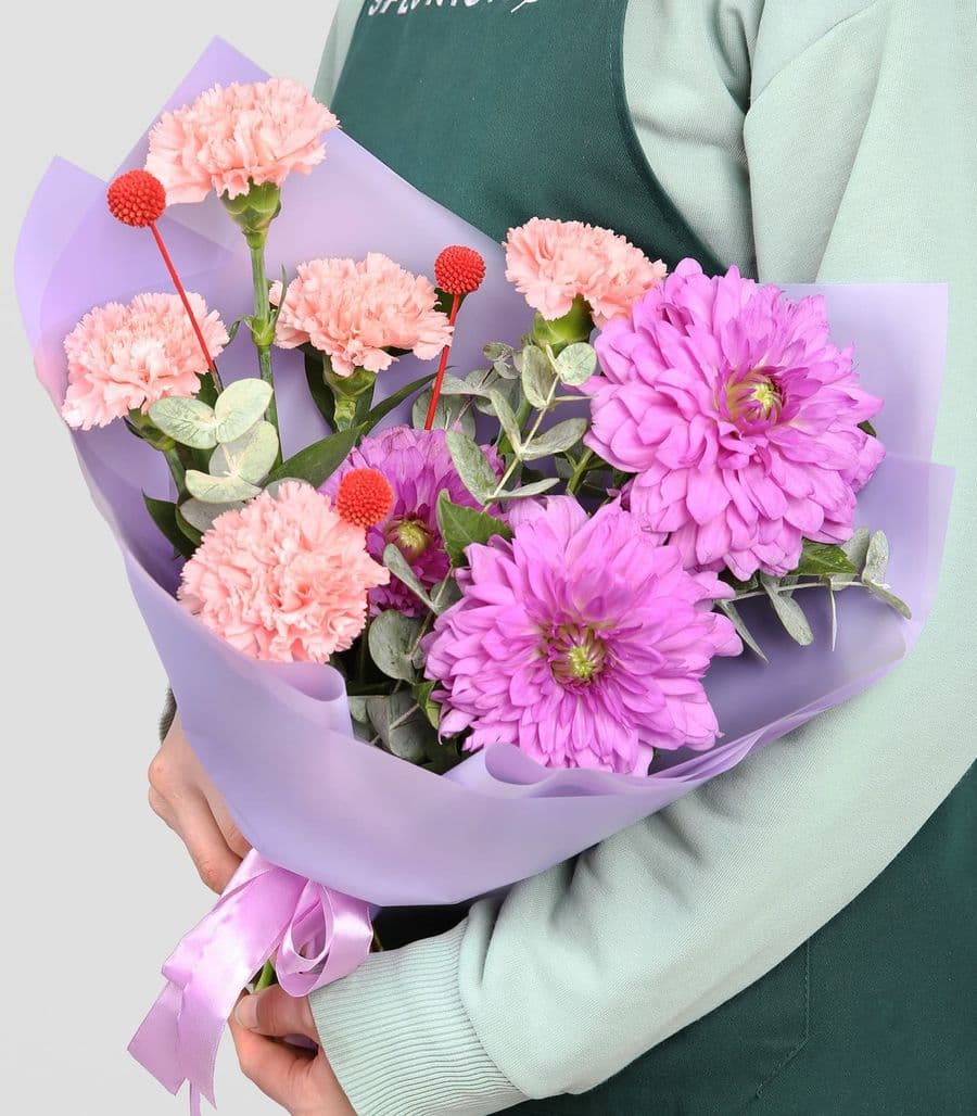 Букет из Георгин и Диантуса «Сладкий Ветер»