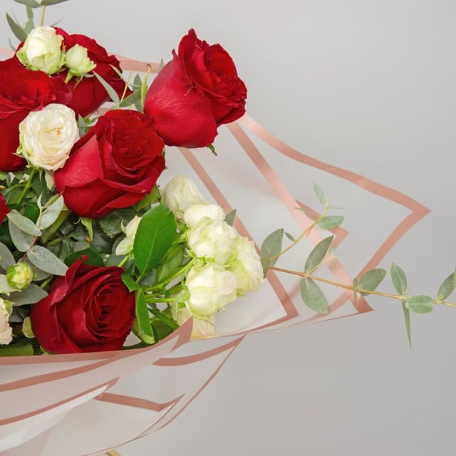 Букет из кустовых Роз и Роз Эквадор «Тайна вечности» Букет из кустовых Роз и Роз Эквадор «Тайна вечности»