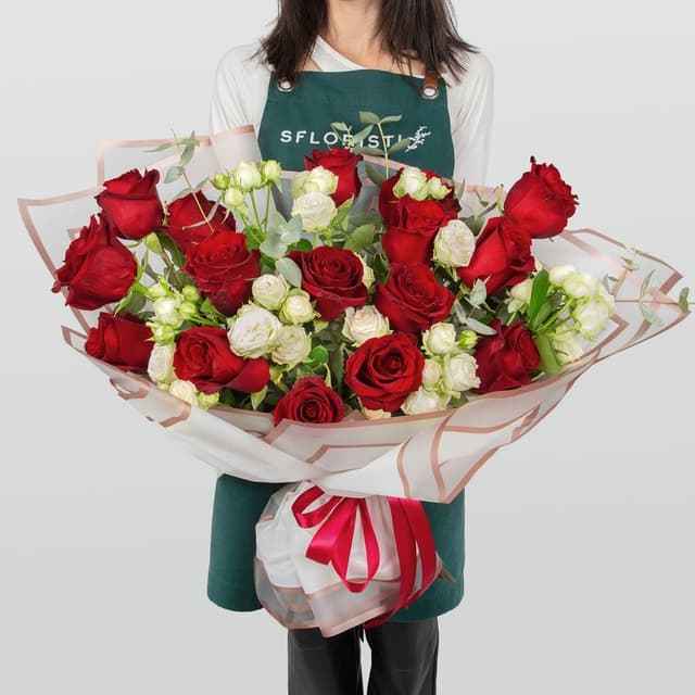 Букет из кустовых Роз и Роз Эквадор «Тайна вечности» Букет из кустовых Роз и Роз Эквадор «Тайна вечности»