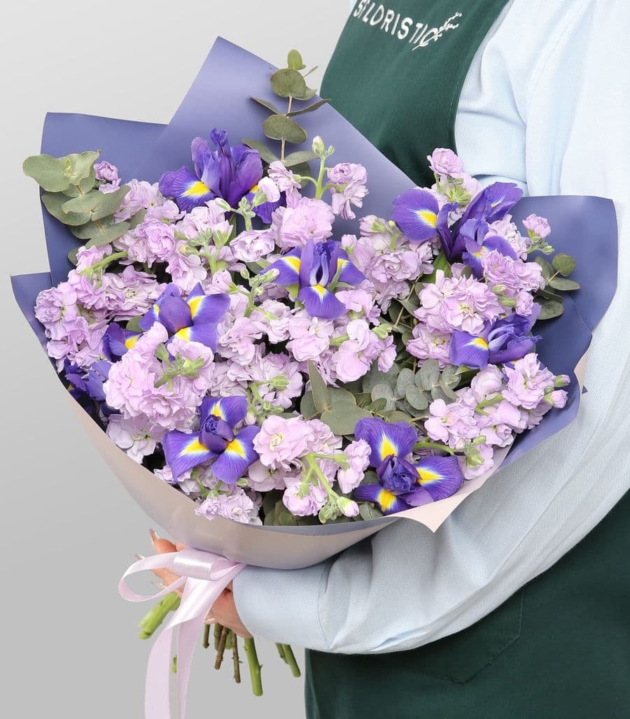Букет из Маттиол и Ирисов «Чувства на лепестках» с эвкалиптом