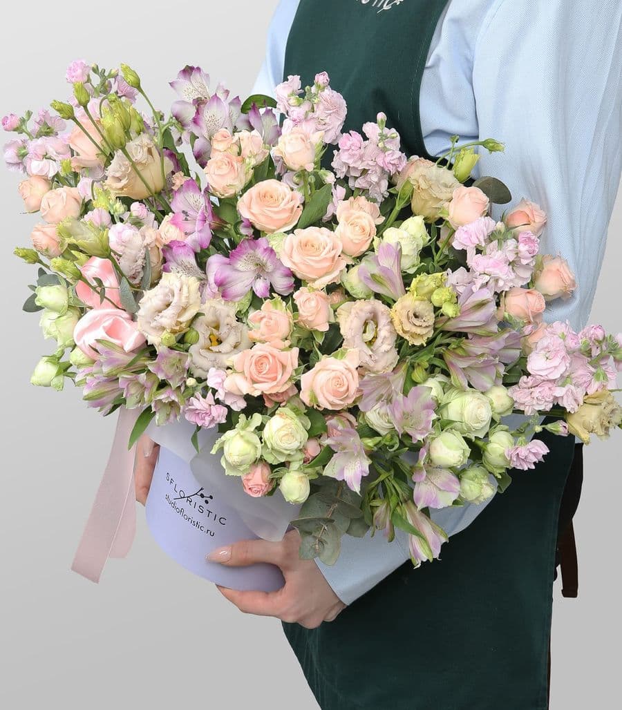 Композиция из кустовых Роз, Маттиол и Эустомы «Элегантность времени»