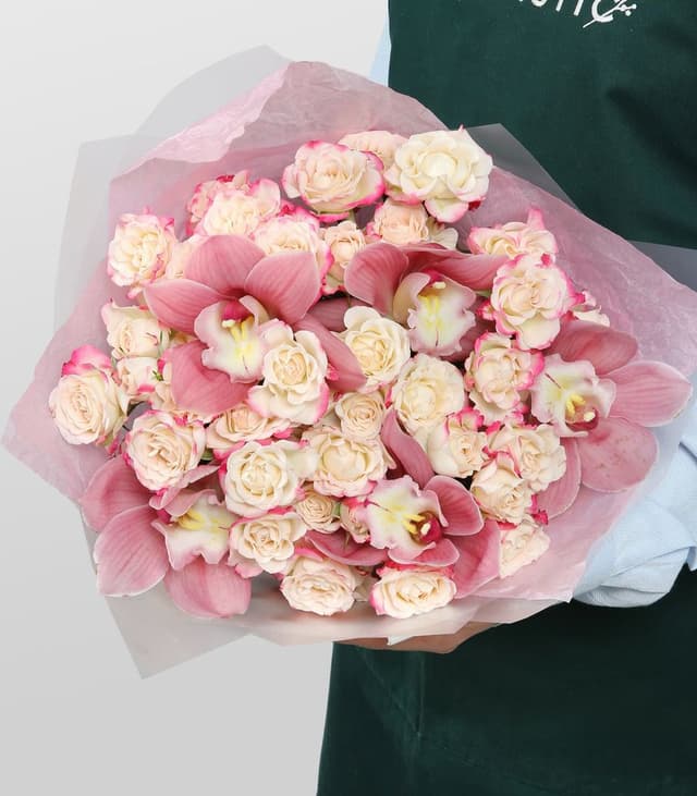 Букет из кустовых Роз и Орхидей «Шарм тропиков» Букет из кустовых Роз и Орхидей «Шарм тропиков»