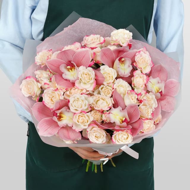 Букет из кустовых Роз и Орхидей «Шарм тропиков» Букет из кустовых Роз и Орхидей «Шарм тропиков»