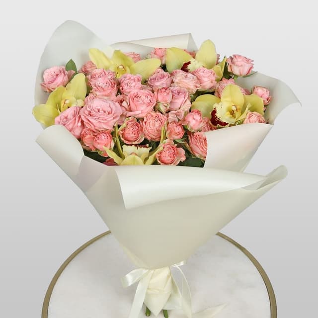 Букет из кустовых Роз и Орхидей «Тропический рассвет» Букет из кустовых Роз и Орхидей «Тропический рассвет»