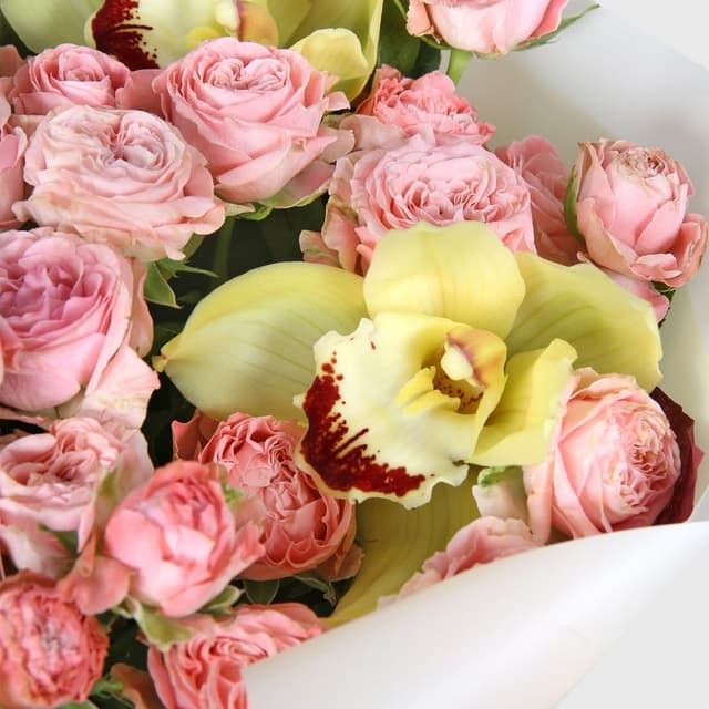 Букет из кустовых Роз и Орхидей «Тропический рассвет» Букет из кустовых Роз и Орхидей «Тропический рассвет»