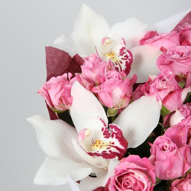 Букет из кустовых Роз и Орхидей «Цветочный романс» Букет из кустовых Роз и Орхидей «Цветочный романс»