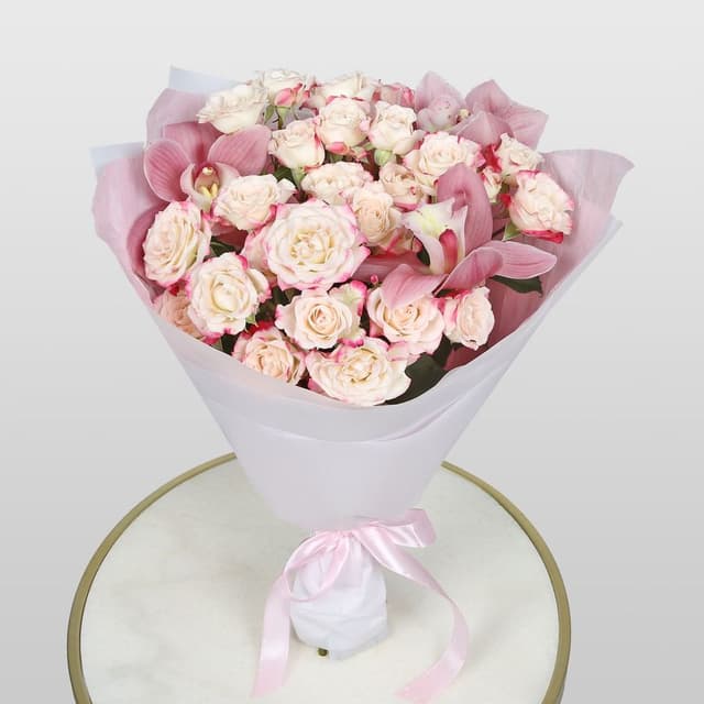 Букет из кустовых Роз и Орхидей «Нежные моменты» Букет из кустовых Роз и Орхидей «Нежные моменты»