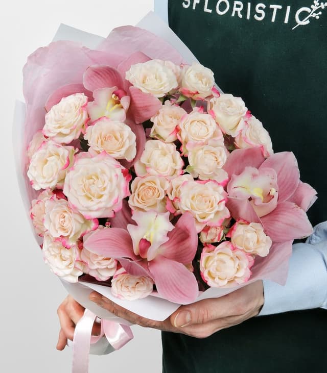 Букет из кустовых Роз и Орхидей «Нежные моменты» Букет из кустовых Роз и Орхидей «Нежные моменты»