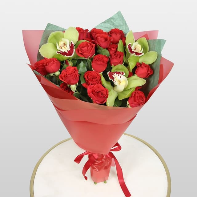 Букет из кустовых Роз и Орхидей «Атласная симфония» Букет из кустовых Роз и Орхидей «Атласная симфония»