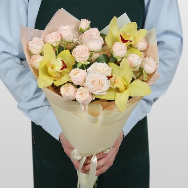 Букет из кустовых Роз и Орхидей «Лучи тепла» Букет из кустовых Роз и Орхидей «Лучи тепла»