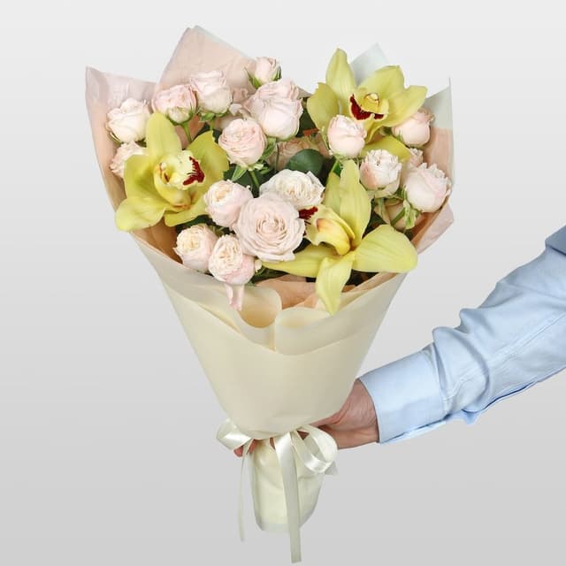 Букет из кустовых Роз и Орхидей «Лучи тепла» Букет из кустовых Роз и Орхидей «Лучи тепла»