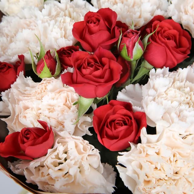 Букет из кустовых Роз и Диантуса «Трепет сердца» Букет из кустовых Роз и Диантуса «Трепет сердца»