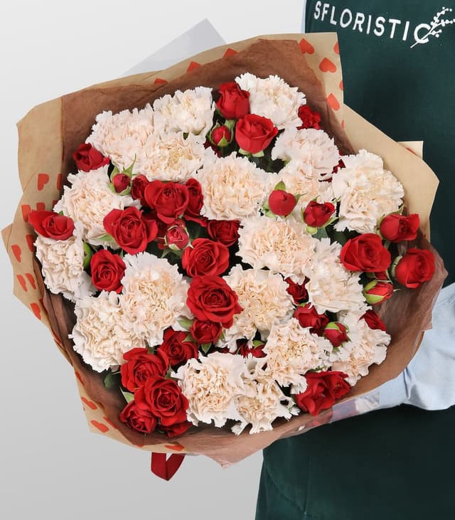 Букет из кустовых Роз и Диантуса «Трепет сердца» Букет из кустовых Роз и Диантуса «Трепет сердца»