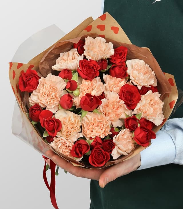 Букет из кустовых Роз и Диантуса «Нежность на двоих» Букет из кустовых Роз и Диантуса «Нежность на двоих»