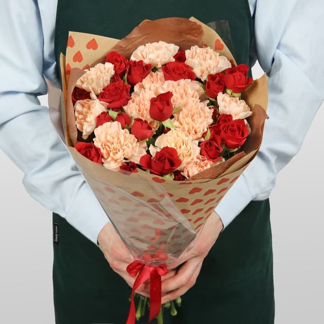 Букет из кустовых Роз и Диантуса «Нежность на двоих» Букет из кустовых Роз и Диантуса «Нежность на двоих»