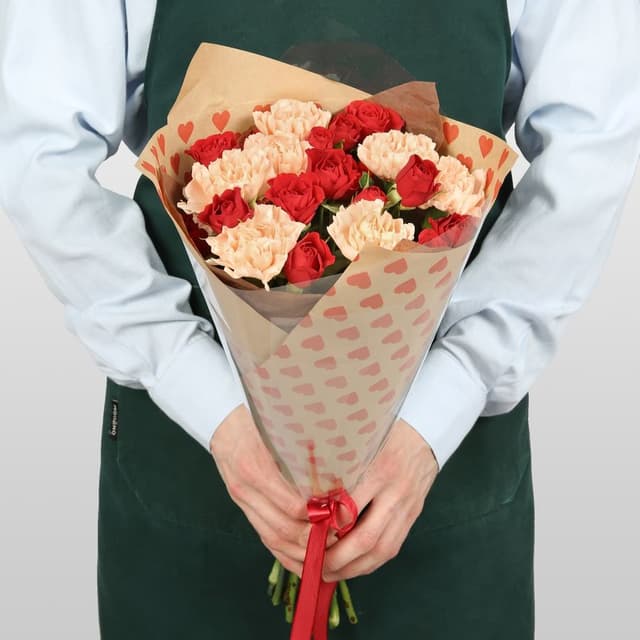 Букет из кустовых Роз и Диантуса «Гармония чувств» Букет из кустовых Роз и Диантуса «Гармония чувств»