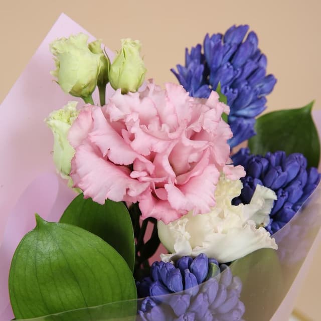 Букет из Гиацинтов и Эустомы «Тепло души» Букет из Гиацинтов и Эустомы «Тепло души»