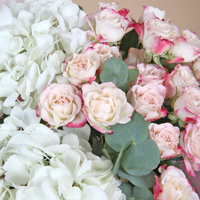 Букет из кустовой Розы и Гортензии «Сладкий восторг» Букет из кустовой Розы и Гортензии «Сладкий восторг»