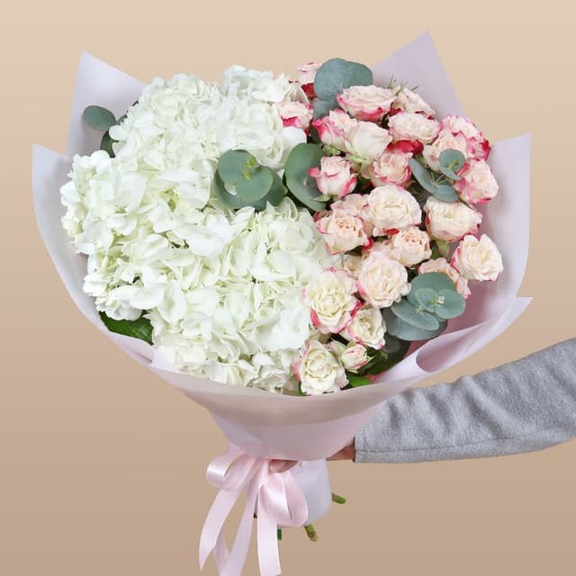 Букет из кустовой Розы и Гортензии «Признание в чувствах» Букет из кустовой Розы и Гортензии «Признание в чувствах»